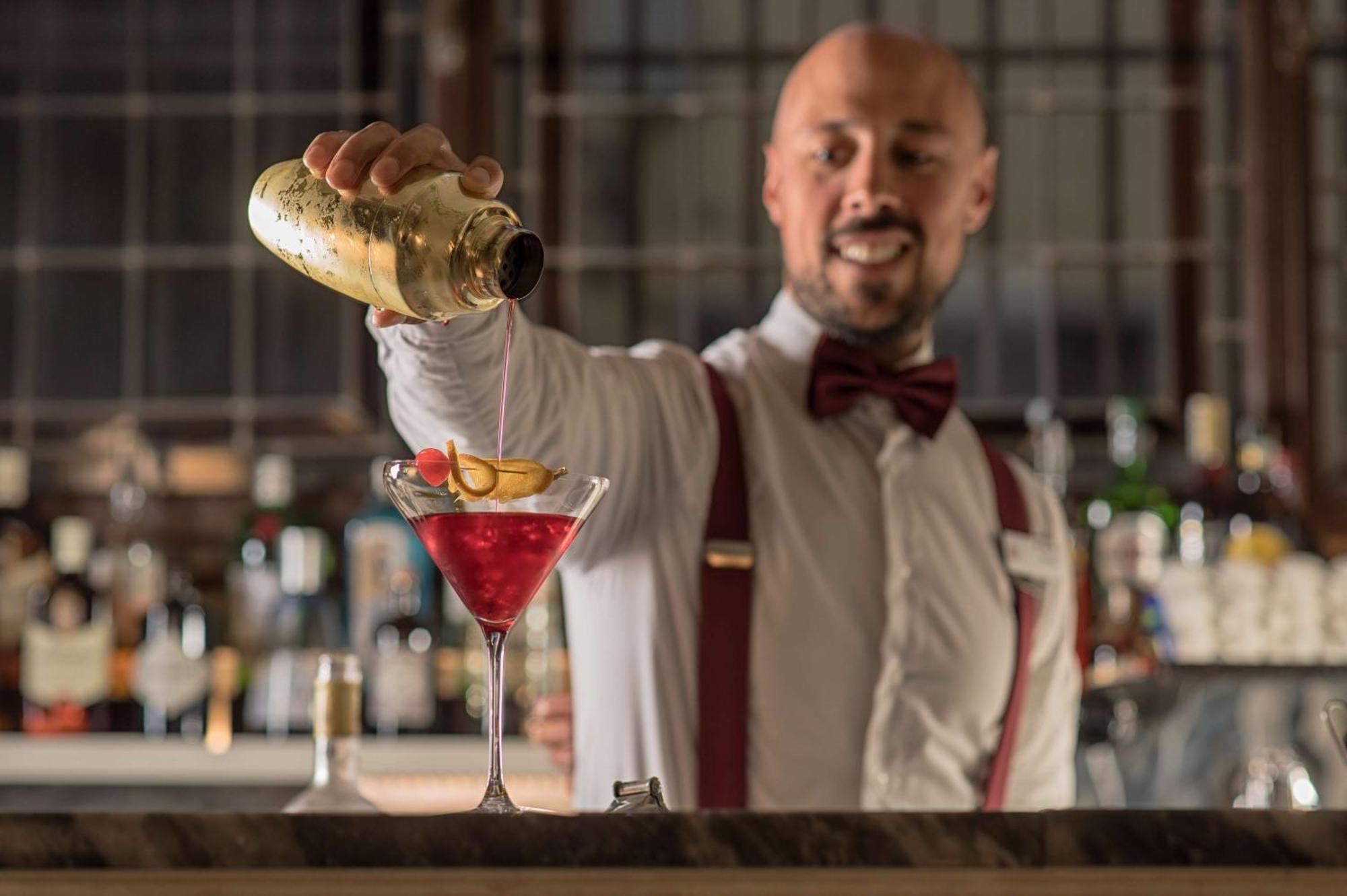 Nh Collection Firenze Porta Rossa Hotel Exterior photo A bartender preparing a cocktail