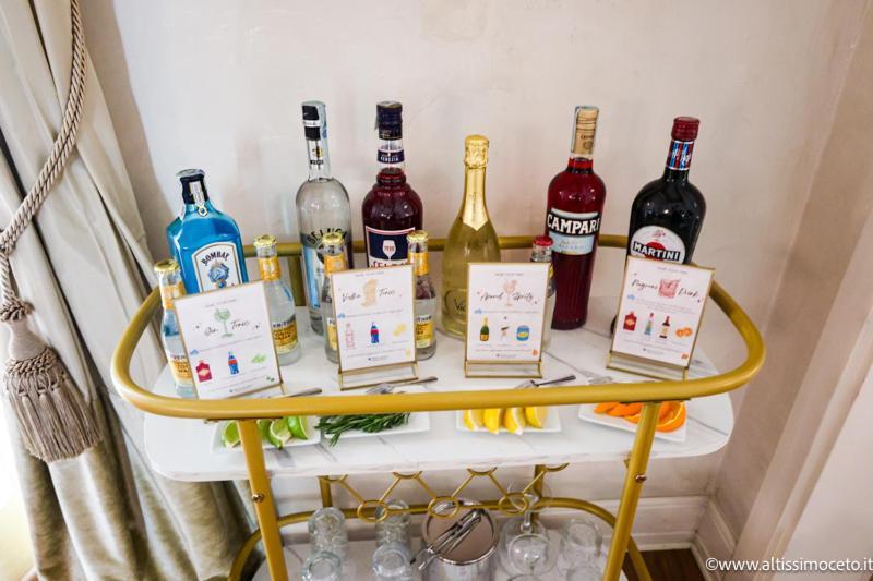 Nh Collection Firenze Porta Rossa Hotel Exterior photo A bar cart with a selection of spirits